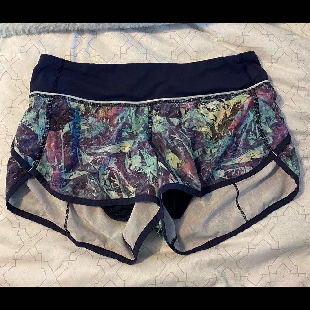 LuLulemon shorts Size 4, 2.5”